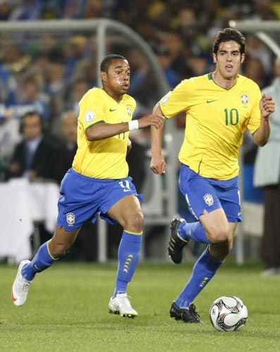 21일(현지시간) 남아프리카공화국 프리토리아 로프터스 퍼스펠트에서 열린 2009 국제축구연맹(FIFA) 컨페더레이션컵 B조 예선 브라질-이탈리아 경기, 브라질 호비뉴(왼쪽)와 카카가 나란히 질주하고 있다. 