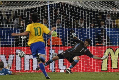 21일(현지시간) 남아프리카공화국 프리토리아 로프터스 퍼스펠트에서 열린 2009 국제축구연맹(FIFA) 컨페더레이션컵 B조 예선 브라질-이탈리아 경기, 이탈리아 잔루이지 부폰 골키퍼(오른쪽)가 브라질 루이스 파비아누의 슛을 막지 못해 실점을 하고 있다. 