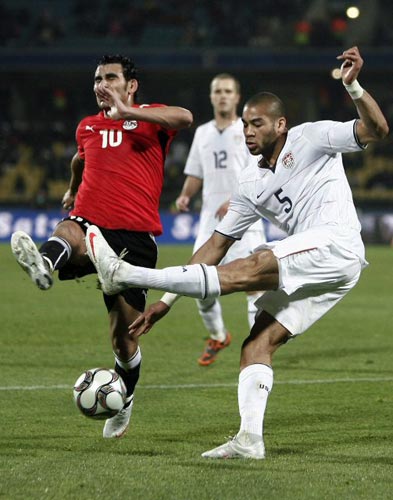 21일(현지시간) 남아프리카공화국 루스텐버그에서 열린 2009 국제축구연맹(FIFA) 컨페더레이션컵 B조 예선 미국-이집트 경기, 이집트 아흐메드 에이드(왼쪽)와 미국 오구치 오니우가 볼다툼을 벌이고 있다. 