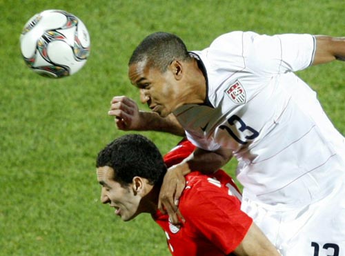 21일(현지시간) 남아프리카공화국 루스텐버그에서 열린 2009 국제축구연맹(FIFA) 컨페더레이션컵 B조 예선 미국-이집트 경기, 이집트 마흐무드 파탈라(왼쪽)와 미국 히카르도 클락이 헤딩 경합을 하고 있다. 