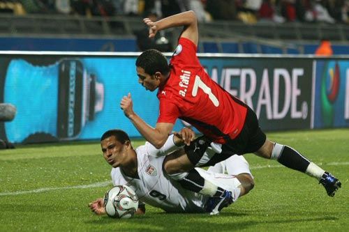 21일(현지시간) 남아프리카공화국 루스텐버그에서 열린 2009 국제축구연맹(FIFA) 컨페더레이션컵 B조 예선 미국-이집트 경기, 미국 찰리 데이비스(왼쪽)와 이집트 아흐메드 파티가 볼다툼을 벌이고 있다. 