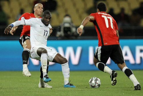 21일(현지시간) 남아프리카공화국 루스텐버그에서 열린 2009 국제축구연맹(FIFA) 컨페더레이션컵 B조 예선 미국-이집트 경기, 미국 조지 알티도르(가운데)가 이집트 와엘 고마(왼쪽), 모하메드 샤우키 사이에서 볼다툼을 벌이고 있다. 