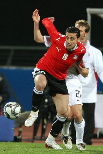 21일(현지시간) 남아프리카공화국 루스텐버그에서 열린 2009 국제축구연맹(FIFA) 컨페더레이션컵 B조 예선 미국-이집트 경기, 이집트 모하메드 아보그리샤(왼쪽)가 미국 조나단 스펙터와 볼다툼을 벌이고 있다. 