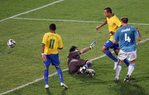 21일(현지시간) 남아프리카공화국 프리토리아 로프터스 퍼스펠트에서 열린 2009 국제축구연맹(FIFA) 컨페더레이션컵 B조 예선 브라질-이탈리아 경기, 브라질 루이스 파비아누(오른쪽 두번째)가 이탈리아 잔루이지 부폰 골키퍼를 앞에 두고 자신의 두번째 골을 성공시키고 있다. 