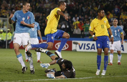 21일(현지시간) 남아프리카공화국 프리토리아 로프터스 퍼스펠트에서 열린 2009 국제축구연맹(FIFA) 컨페더레이션컵 B조 예선 브라질-이탈리아 경기, 브라질 루이스 파비아누(가운데)가 이탈리아 잔루이지 부폰 골키퍼를 피해 골을 넣고 있다. 