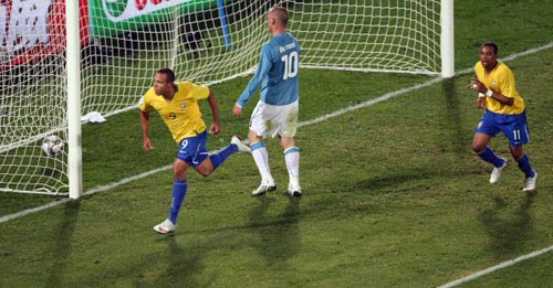 21일(현지시간) 남아프리카공화국 프리토리아 로프터스 퍼스펠트에서 열린 2009 국제축구연맹(FIFA) 컨페더레이션컵 B조 예선 브라질-이탈리아 경기, 브라질 루이스 파비아누(왼쪽)가 자신의 두번째 골을 넣은 후 세리머니를 위해 뛰어가는 가운데 이탈리아 다니엘레 데 로시(가운데)가 허탈한 듯 골문을 바라보고 있다. 