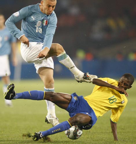 21일(현지시간) 남아프리카공화국 프리토리아 로프터스 퍼스펠트에서 열린 2009 국제축구연맹(FIFA) 컨페더레이션컵 B조 예선 브라질-이탈리아 경기, 이탈리아 다니엘레 데 로시(왼쪽)가 슛을 시도하자 브라질 라미레스가 몸으로 막고 있다. 