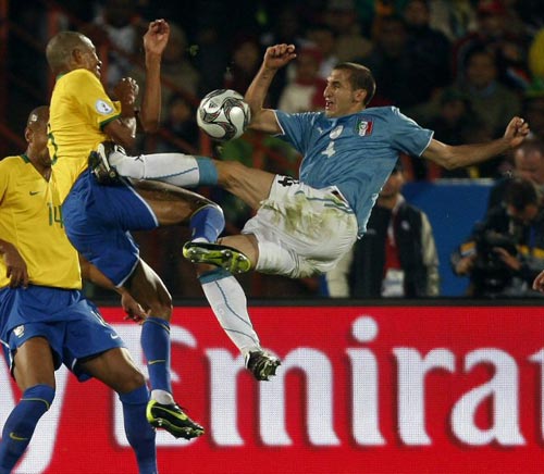 21일(현지시간) 남아프리카공화국 프리토리아 로프터스 퍼스펠트에서 열린 2009 국제축구연맹(FIFA) 컨페더레이션컵 B조 예선 브라질-이탈리아 경기, 이탈리아 지오르지오 키엘리니(오른쪽)와 브라질 질베르토 실바가 볼다툼을 벌이고 있다. 
