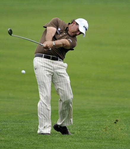 22일(현지시간) 미국 뉴욕 파밍데일의 베스페이지 골프장 블랙코스에서 열린 제109회 US오픈골프대회,  미국의 필 미켈슨이 15번홀에서 샷을 하고 있다. 