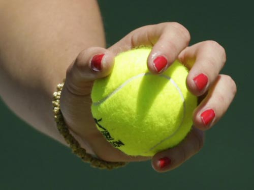 23일(현지시간) 영국 런던 윔블던 올 잉글랜드 론 테니스 클럽에서 열린 윔블던 테니스 대회 여자 단식, 세르비아 옐레나 얀코비치가 독일 줄리아 고르게스를 상대로 서브를 준비하고 있다. 