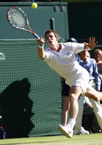 23일(현지시간) 영국 런던 윔블던 올 잉글랜드 론 테니스 클럽에서 열린 윔블던 테니스 대회 남자 단식, 영국의 앤디 머레이가 미국의 로버트 켄드릭을 상대로 리턴을 시도하고 있다. 