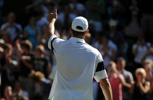 23일(현지시간) 영국 런던 윔블던 올 잉글랜드 론 테니스 클럽에서 열린 윔블던 테니스 대회 남자 단식, 미국의 앤디 로딕이 프랑스 제레미 차디를 꺾은 후 관중석을 향해 엄지 손가락을 치켜 들며 기뻐하고 있다. 