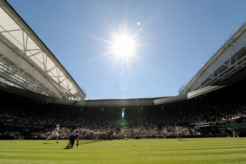 23일(현지시간) 영국 런던 윔블던 올 잉글랜드 론 테니스 클럽에서 열린 윔블던 테니스 대회 남자 단식, 햇살 속에 미국의 앤디 로딕(왼쪽)과 프랑스의 제레미 차디가 경기를 펼치고 있다. 