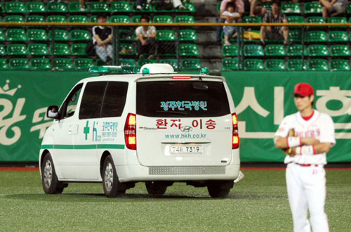  24일 광주 무등경기장에서 벌어진 2009 프로야구 KIA 타이거즈와 SK 와이번스의 경기에서 9회초 SK 박경완이 부상을 당해 병원으로 실려가고 있다. 
