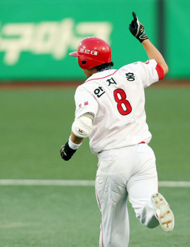  24일 광주 무등경기장에서 벌어진 2009 프로야구 KIA 타이거즈와 SK 와이번스의 경기에서 2회말 1사 KIA 7번 안치홍이 1점 홈런을 치고 좋아하고 있다. 
