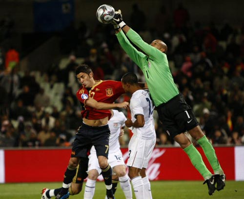 24일(현지시간) 남아프리카공화국 블룸폰테인 프리스테이트 스타디움에서 열린 2009 국제축구연맹(FIFA) 컨페더레이션스컵 4강 스페인-미국 경기, 미국의 팀 하워드 골키퍼(오른쪽)가 스페인 다비드 비야에 앞서 공을 잡고 있다. 