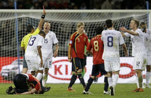 24일(현지시간) 남아프리카공화국 블룸폰테인 프리스테이트 스타디움에서 열린 2009 국제축구연맹(FIFA) 컨페더레이션스컵 4강 스페인-미국 경기, 우루과이 출신 주심 호르헤 라리온다(왼쪽 두번째)가 스페인 사비 알론소에게 거친 반칙을 한 미국 마이클 브래들리(오른쪽)에게 퇴장을 명령하고 있다. 