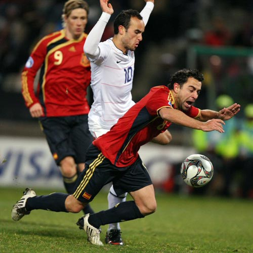 24일(현지시간) 남아프리카공화국 블룸폰테인 프리스테이트 스타디움에서 열린 2009 국제축구연맹(FIFA) 컨페더레이션스컵 4강 스페인-미국 경기, 스페인 사비 에르난데스(오른쪽)가 미국 랜던 도노반에게 밀려 넘어지고 있다. 