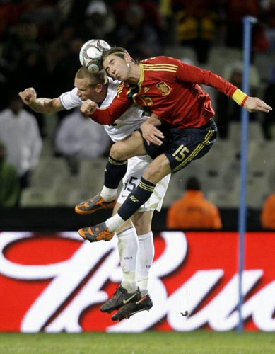 24일(현지시간) 남아프리카공화국 블룸폰테인 프리스테이트 스타디움에서 열린 2009 국제축구연맹(FIFA) 컨페더레이션스컵 4강 스페인-미국 경기, 스페인 세리히오 라모스(오른쪽)와 미국 제이 데메리트가 공중볼 경합을 벌이고 있다. 