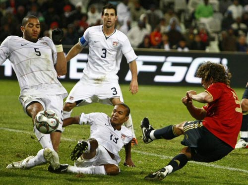 24일(현지시간) 남아프리카공화국 블룸폰테인 프리스테이트 스타디움에서 열린 2009 국제축구연맹(FIFA) 컨페더레이션스컵 4강 스페인-미국 경기, 스페인 카를로스 푸욜(오른쪽)이 슛을 시도하자 미국 오구치 오니우(왼쪽), 히카르도 클락(오른쪽 두번째)이 온 몸으로 저지하고 있다. 
