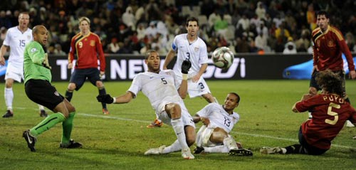 24일(현지시간) 남아프리카공화국 블룸폰테인 프리스테이트 스타디움에서 열린 2009 국제축구연맹(FIFA) 컨페더레이션스컵 4강 스페인-미국 경기, 미국의 오구치 오니우(왼쪽 두번째)와 히카르도 클락이 스페인 카를로스 푸욜의 슛을 저지하고 있다. 