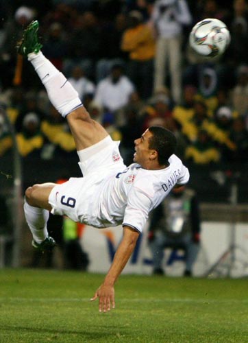 24일(현지시간) 남아프리카공화국 블룸폰테인 프리스테이트 스타디움에서 열린 2009 국제축구연맹(FIFA) 컨페더레이션스컵 4강 스페인-미국 경기, 미국의 찰리 데이비스가 오버헤드킥을 하고 있다. 