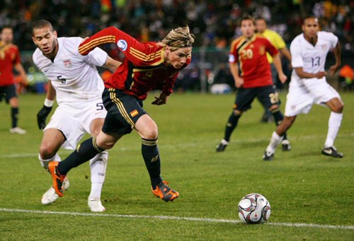 24일(현지시간) 남아프리카공화국 블룸폰테인 프리스테이트 스타디움에서 열린 2009 국제축구연맹(FIFA) 컨페더레이션스컵 4강 스페인-미국 경기, 스페인 페르난도 토레스(왼쪽 두번째)가 미국 오구치 오니우를 제치고 돌파를 시도하고 있다. 