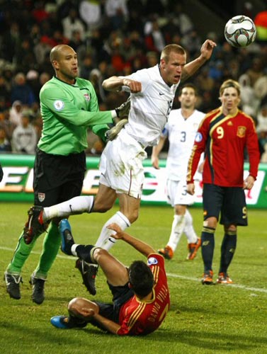 24일(현지시간) 남아프리카공화국 블룸폰테인 프리스테이트 스타디움에서 열린 2009 국제축구연맹(FIFA) 컨페더레이션스컵 4강 스페인-미국 경기, 미국 제이 데메리트가 스페인 다비드 비야에 앞서 공을 걷어내고 있다. 