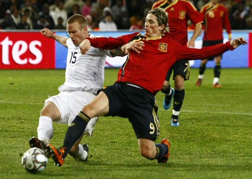24일(현지시간) 남아프리카공화국 블룸폰테인 프리스테이트 스타디움에서 열린 2009 국제축구연맹(FIFA) 컨페더레이션스컵 4강 스페인-미국 경기, 스페인 페르난도 토레스(오른쪽)가 미국 제이 데메리트와 볼다툼을 벌이고 있다. 