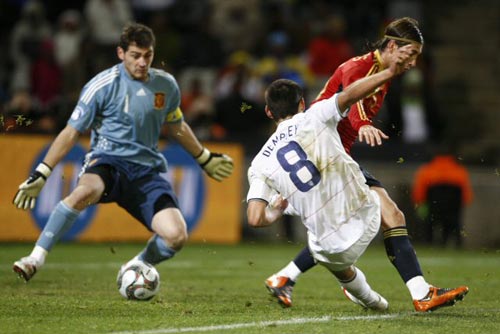 24일(현지시간) 남아프리카공화국 블룸폰테인 프리스테이트 스타디움에서 열린 2009 국제축구연맹(FIFA) 컨페더레이션스컵 4강 스페인-미국 경기, 미국의 클린트 뎀프시(가운데)가 스페인 세르히오 라모스(오른쪽)의 실수를 틈 타 두번째 골로 연결된 슛을 하고 있다. 