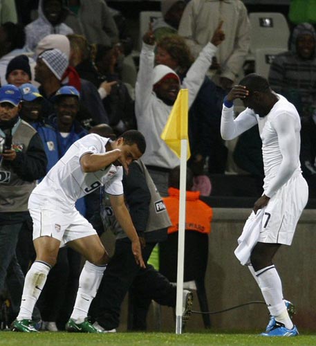 24일(현지시간) 남아프리카공화국 블룸폰테인 프리스테이트 스타디움에서 열린 2009 국제축구연맹(FIFA) 컨페더레이션스컵 4강 스페인-미국 경기, 미국의  조시 알티도르(오른쪽)가 선제골을 넣은 후 팀 동료 찰리 데이비스와 함께 기뻐하고 있다. 