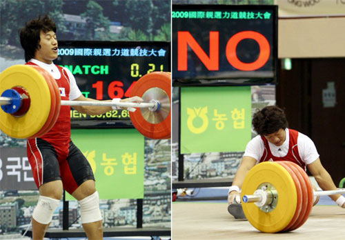 25일 포천종합운동장에서 열린 2009 한.중.일 국제역도경기대회에서 사재혁 선수가 (사진 왼쪽) 자신의 인상 최고 기록인 164㎏에 실패, (사진 오른쪽) 한국 신기록인 용상 206㎏에 실패한 뒤 아쉬워 하고 있다. 