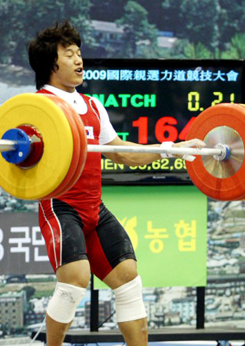 25일 포천종합운동장에서 열린 2009 한.중.일 국제역도경기대회에서 사재혁 선수가 자신의 인상 최고 기록인 164㎏에 실패해 아쉬워하고 있다. 