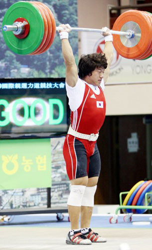 25일 포천종합체육관에서 열린 2009 한.중.일 국제역도경기대회에서 사재혁 선수가 용상 206㎏에 성공하고 있다. 