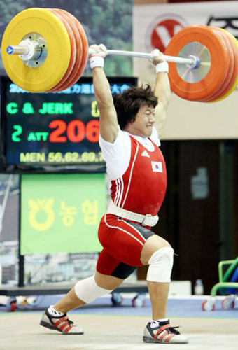 25일 포천종합체육관에서 열린 2009 한.중.일 국제역도경기대회에서 사재혁 선수가 한국 신기록인 용상 206㎏에 도전하고 있다. 
