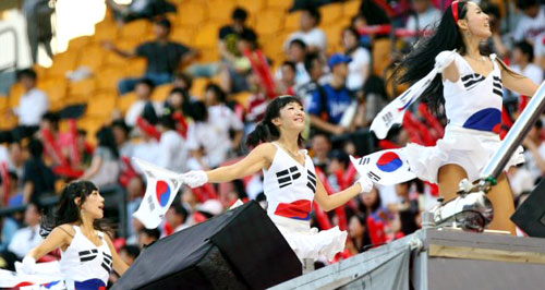 25일 서울 잠실야구장에서 열린 2009 프로야구 LG와 히어로즈의 경기에서 제59주년 6.25를 맞이해 LG 치어리더들이 애국의 의미로 태극기를 몸에 두르고 응원을 하고 있다. 
