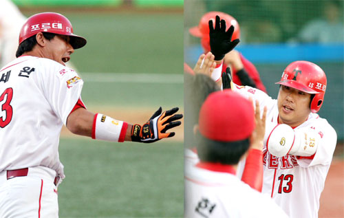 KIA 타이거즈 홍세완이 25일 광주 무등경기장 야구장에서 열린 SK 와이번스와의 경기에서 3회말 무사 1,2루때 역전 3점 홈런을 치고 환호하고 있다. 