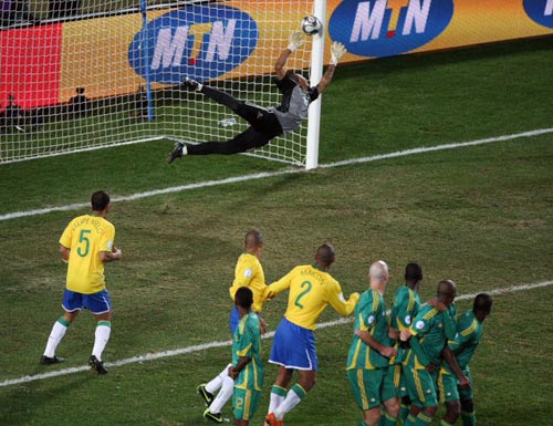 25일(현지시간) 남아프리카공화국 요하네스버그 엘리스 파크에서 열린 2009 국제축구연맹(FIFA) 컨페더레이션스컵 4강, 남아프리카공화국(이하 남아공)-브라질 경기, 남아공 이투메렝 쿤 골키퍼가 브라질 알베스의 프리킥을 막기 위해 몸을 날렸지만 골을 허용하고 있다.
이 경기에서 브라질이 남아공을 1대0으로 꺾고 결승에 진출했다. 
