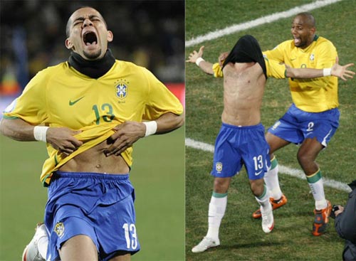 25일(현지시간) 남아프리카공화국 요하네스버그 엘리스 파크에서 열린 2009 국제축구연맹(FIFA) 컨페더레이션스컵 4강, 남아프리카공화국(이하 남아공)-브라질 경기, 브라질 다니엘 알베스가 프리킥으로 결승골을 넣은 후 팀 동료 마이콘과 함께 기뻐하고 있다. 