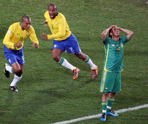 25일(현지시간) 남아프리카공화국 요하네스버그 엘리스 파크에서 열린 2009 국제축구연맹(FIFA) 컨페더레이션스컵 4강, 브라질 다니엘 알베스의 프리킥 골이 터지자 질베르토 실바(왼쪽), 마이콘(가운데)이 환호하는 가운데 남아공 스티븐 피에나르가 아쉬워 하고 있다. 