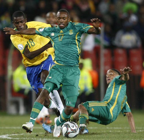 25일(현지시간) 남아프리카공화국 요하네스버그 엘리스 파크에서 열린 2009 국제축구연맹(FIFA) 컨페더레이션스컵 4강, 남아공 스티븐 피에나르(오른쪽)와 버나드 파커가 브라질 라미레스와 볼다툼을 벌이고 있다. 