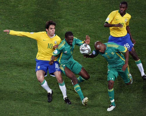 25일(현지시간) 남아프리카공화국 요하네스버그 엘리스 파크에서 열린 2009 국제축구연맹(FIFA) 컨페더레이션스컵 4강, 남아공 트세포 마시레라(오른쪽 두번째)와 벤슨 믈롱고(왼쪽 두번째)가 브라질 카카(왼쪽), 라미레스와 볼다툼을 벌이고 있다. 