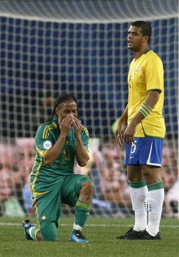 25일(현지시간) 남아프리카공화국 요하네스버그 엘리스 파크에서 열린 2009 국제축구연맹(FIFA) 컨페더레이션스컵 4강, 남아공 스티븐 피에나르(오른쪽)가 경기 중 코를 만지고 있다. 