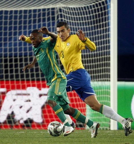 25일(현지시간) 남아프리카공화국 요하네스버그 엘리스 파크에서 열린 2009 국제축구연맹(FIFA) 컨페더레이션스컵 4강, 브라질 루시우(오른쪽)가 남아공 버나드 파커의 돌파를 막으려 하고 있다. 