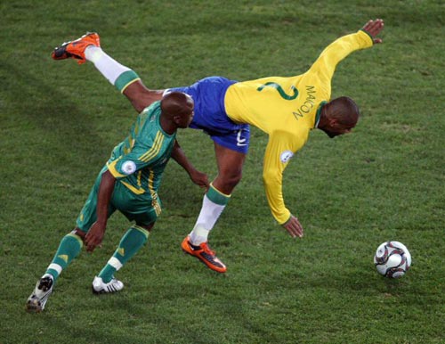25일(현지시간) 남아프리카공화국 요하네스버그 엘리스 파크에서 열린 2009 국제축구연맹(FIFA) 컨페더레이션스컵 4강, 브라질 마이콘(오른쪽)이 남아공 트세포 마시레라의 반칙으로 넘어지고 있다. 