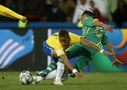 25일(현지시간) 남아프리카공화국 요하네스버그 엘리스 파크에서 열린 2009 국제축구연맹(FIFA) 컨페더레이션스컵 4강, 브라질 호비뉴(왼쪽)와 남아공 스티븐 피에나르가 볼다툼을 벌이고 있다. 