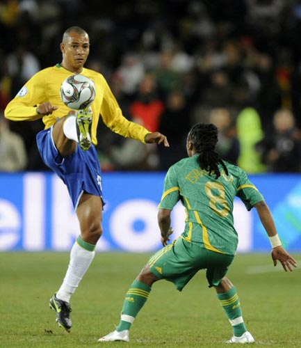 25일(현지시간) 남아프리카공화국 요하네스버그 엘리스 파크에서 열린 2009 국제축구연맹(FIFA) 컨페더레이션스컵 4강, 브라질 질베르토 실바(왼쪽)가 남아공 시피위 차발랄라가 지켜보는 가운데 공을 받고 있다. 