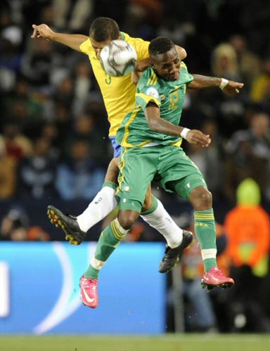 25일(현지시간) 남아프리카공화국 요하네스버그 엘리스 파크에서 열린 2009 국제축구연맹(FIFA) 컨페더레이션스컵 4강, 브라질 펠리페 멜로(왼쪽)와 남아공 테코 모디세가 공중볼 경합을 벌이고 있다. 