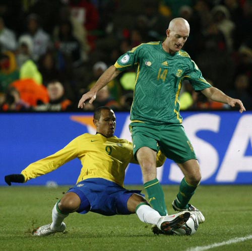 25일(현지시간) 남아프리카공화국 요하네스버그 엘리스 파크에서 열린 2009 국제축구연맹(FIFA) 컨페더레이션스컵 4강, 남아공 매튜 부스(오른쪽)가 드리블을 하자 브라질 루이스 파비아노가 태클을 시도하고 있다. 