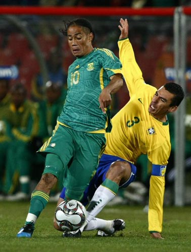 25일(현지시간) 남아프리카공화국 요하네스버그 엘리스 파크에서 열린 2009 국제축구연맹(FIFA) 컨페더레이션스컵 4강, 브라질 루시우(오른쪽)와 남아공 스티븐 피에나르가 볼다툼을 벌이고 있다. 